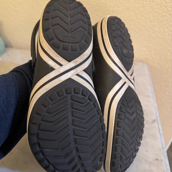 Crocs Men’s 10 Woman’s 12 Black With White Crocband EUC - Picture 4 of 5